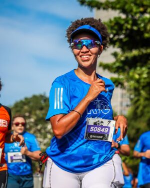 Sol Miranda Instagram - Há pouco mais de um ano, comecei a correr. Junto com a corrida, parei de fumar, entrei para o crossfit e hoje também pratico musculação. Inicialmente, como muitos, comecei por questões estéticas: precisava emagrecer para compor uma personagem. Mas mal sabia eu que ali estaria nascendo uma paixão para a vida, um aprendizado para todos os dias.

A prática regular de exercícios transforma a vida em muitos aspectos. Não se trata apenas de emagrecer ou ganhar músculos, mas de adotar uma rotina saudável e equilibrada. A alimentação, por exemplo, passa a ser vista como combustível para o corpo, essencial para um bom desempenho e para a saúde a longo prazo. Comer bem não é só uma questão de aparência, mas de sentir-se bem e forte.

O sono também ganhou outras dimensões - e quem não gosta de um bom soninho não é mesmo? . Dormir bem é fundamental para a recuperação do corpo, para o bom funcionamento do metabolismo e para a saúde mental. Uma noite bem dormida faz toda a diferença no desempenho, no humor e na disposição ao longo do dia.

Além disso, a atividade física ensina sobre disciplina, perseverança e autoconhecimento. Cada treino é um desafio, uma oportunidade de superação e de aprendizado. Enfrentar e vencer esses desafios fortalece não apenas o corpo, mas também a mente e o espírito.

Praticar corrida, ou qualquer outra atividade física, vai muito além da estética. É sobre cuidar de si mesmo, descobrir novas forças, melhorar a qualidade de vida. Os exercícios ajudam a lidar melhor com o estresse, a ser mais disciplinado e a valorizar o bem-estar acima de tudo.

Se eu soubesse antes o quanto isso seria importante, teria começado muito antes. Nunca é tarde para começar, e os benefícios vão muito além do que se pode imaginar.

Para aqueles que ainda não praticam regularmente: Encontrar o que move, cuidar da sua alimentação, valorizar seu sono e adotar uma rotina saudável são atos de auto amor. Sua saúde agradece e sua vida vai mudar para melhor. Obrigada, mara 🤍 @maratonadoriooficial 

#Corrida #VidaSaudável #Transformação #AtividadeFísica #QualidadeDeVida #BemEstar #Saúde #Disciplina #AlimentaçãoSaudável