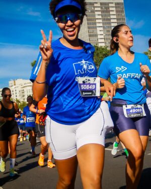 Sol Miranda Instagram - Há pouco mais de um ano, comecei a correr. Junto com a corrida, parei de fumar, entrei para o crossfit e hoje também pratico musculação. Inicialmente, como muitos, comecei por questões estéticas: precisava emagrecer para compor uma personagem. Mas mal sabia eu que ali estaria nascendo uma paixão para a vida, um aprendizado para todos os dias.

A prática regular de exercícios transforma a vida em muitos aspectos. Não se trata apenas de emagrecer ou ganhar músculos, mas de adotar uma rotina saudável e equilibrada. A alimentação, por exemplo, passa a ser vista como combustível para o corpo, essencial para um bom desempenho e para a saúde a longo prazo. Comer bem não é só uma questão de aparência, mas de sentir-se bem e forte.

O sono também ganhou outras dimensões - e quem não gosta de um bom soninho não é mesmo? . Dormir bem é fundamental para a recuperação do corpo, para o bom funcionamento do metabolismo e para a saúde mental. Uma noite bem dormida faz toda a diferença no desempenho, no humor e na disposição ao longo do dia.

Além disso, a atividade física ensina sobre disciplina, perseverança e autoconhecimento. Cada treino é um desafio, uma oportunidade de superação e de aprendizado. Enfrentar e vencer esses desafios fortalece não apenas o corpo, mas também a mente e o espírito.

Praticar corrida, ou qualquer outra atividade física, vai muito além da estética. É sobre cuidar de si mesmo, descobrir novas forças, melhorar a qualidade de vida. Os exercícios ajudam a lidar melhor com o estresse, a ser mais disciplinado e a valorizar o bem-estar acima de tudo.

Se eu soubesse antes o quanto isso seria importante, teria começado muito antes. Nunca é tarde para começar, e os benefícios vão muito além do que se pode imaginar.

Para aqueles que ainda não praticam regularmente: Encontrar o que move, cuidar da sua alimentação, valorizar seu sono e adotar uma rotina saudável são atos de auto amor. Sua saúde agradece e sua vida vai mudar para melhor. Obrigada, mara 🤍 @maratonadoriooficial 

#Corrida #VidaSaudável #Transformação #AtividadeFísica #QualidadeDeVida #BemEstar #Saúde #Disciplina #AlimentaçãoSaudável