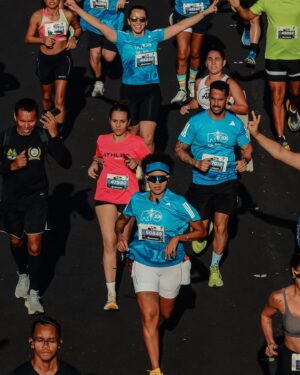 Sol Miranda Instagram - Há pouco mais de um ano, comecei a correr. Junto com a corrida, parei de fumar, entrei para o crossfit e hoje também pratico musculação. Inicialmente, como muitos, comecei por questões estéticas: precisava emagrecer para compor uma personagem. Mas mal sabia eu que ali estaria nascendo uma paixão para a vida, um aprendizado para todos os dias.

A prática regular de exercícios transforma a vida em muitos aspectos. Não se trata apenas de emagrecer ou ganhar músculos, mas de adotar uma rotina saudável e equilibrada. A alimentação, por exemplo, passa a ser vista como combustível para o corpo, essencial para um bom desempenho e para a saúde a longo prazo. Comer bem não é só uma questão de aparência, mas de sentir-se bem e forte.

O sono também ganhou outras dimensões - e quem não gosta de um bom soninho não é mesmo? . Dormir bem é fundamental para a recuperação do corpo, para o bom funcionamento do metabolismo e para a saúde mental. Uma noite bem dormida faz toda a diferença no desempenho, no humor e na disposição ao longo do dia.

Além disso, a atividade física ensina sobre disciplina, perseverança e autoconhecimento. Cada treino é um desafio, uma oportunidade de superação e de aprendizado. Enfrentar e vencer esses desafios fortalece não apenas o corpo, mas também a mente e o espírito.

Praticar corrida, ou qualquer outra atividade física, vai muito além da estética. É sobre cuidar de si mesmo, descobrir novas forças, melhorar a qualidade de vida. Os exercícios ajudam a lidar melhor com o estresse, a ser mais disciplinado e a valorizar o bem-estar acima de tudo.

Se eu soubesse antes o quanto isso seria importante, teria começado muito antes. Nunca é tarde para começar, e os benefícios vão muito além do que se pode imaginar.

Para aqueles que ainda não praticam regularmente: Encontrar o que move, cuidar da sua alimentação, valorizar seu sono e adotar uma rotina saudável são atos de auto amor. Sua saúde agradece e sua vida vai mudar para melhor. Obrigada, mara 🤍 @maratonadoriooficial 

#Corrida #VidaSaudável #Transformação #AtividadeFísica #QualidadeDeVida #BemEstar #Saúde #Disciplina #AlimentaçãoSaudável