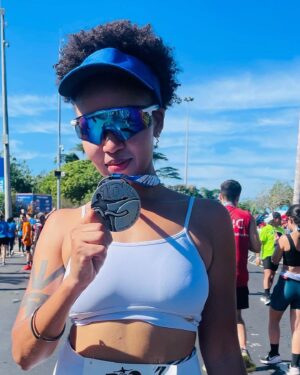 Sol Miranda Instagram - Há pouco mais de um ano, comecei a correr. Junto com a corrida, parei de fumar, entrei para o crossfit e hoje também pratico musculação. Inicialmente, como muitos, comecei por questões estéticas: precisava emagrecer para compor uma personagem. Mas mal sabia eu que ali estaria nascendo uma paixão para a vida, um aprendizado para todos os dias.

A prática regular de exercícios transforma a vida em muitos aspectos. Não se trata apenas de emagrecer ou ganhar músculos, mas de adotar uma rotina saudável e equilibrada. A alimentação, por exemplo, passa a ser vista como combustível para o corpo, essencial para um bom desempenho e para a saúde a longo prazo. Comer bem não é só uma questão de aparência, mas de sentir-se bem e forte.

O sono também ganhou outras dimensões - e quem não gosta de um bom soninho não é mesmo? . Dormir bem é fundamental para a recuperação do corpo, para o bom funcionamento do metabolismo e para a saúde mental. Uma noite bem dormida faz toda a diferença no desempenho, no humor e na disposição ao longo do dia.

Além disso, a atividade física ensina sobre disciplina, perseverança e autoconhecimento. Cada treino é um desafio, uma oportunidade de superação e de aprendizado. Enfrentar e vencer esses desafios fortalece não apenas o corpo, mas também a mente e o espírito.

Praticar corrida, ou qualquer outra atividade física, vai muito além da estética. É sobre cuidar de si mesmo, descobrir novas forças, melhorar a qualidade de vida. Os exercícios ajudam a lidar melhor com o estresse, a ser mais disciplinado e a valorizar o bem-estar acima de tudo.

Se eu soubesse antes o quanto isso seria importante, teria começado muito antes. Nunca é tarde para começar, e os benefícios vão muito além do que se pode imaginar.

Para aqueles que ainda não praticam regularmente: Encontrar o que move, cuidar da sua alimentação, valorizar seu sono e adotar uma rotina saudável são atos de auto amor. Sua saúde agradece e sua vida vai mudar para melhor. Obrigada, mara 🤍 @maratonadoriooficial 

#Corrida #VidaSaudável #Transformação #AtividadeFísica #QualidadeDeVida #BemEstar #Saúde #Disciplina #AlimentaçãoSaudável