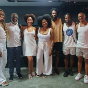 Sol Miranda Instagram - Foi uma experiência transformadora mediar a mesa de conversa sobre afeto na Yolo Love Party. Esse espaço de troca é um verdadeiro exercício de generosidade, onde ouvir o outro e suspender nossas certezas se reafirmam enquanto práticas essenciais em uma sociedade que frequentemente exige posicionamentos. 

Tivemos perspectivas diversas e enriquecedoras sobre o amor e o afeto com as contribuições de Renato Noguera, Camila Ribeiro do Projeto Ibejix, Jorge Mais Um do Projeto Papo de Baile, e a cantora e historiadora  Azula.

@noguera_oficial , em seu livro “Por Que Amamos?”, explora o amor como um ato coletivo e profundamente p0líT|c0. Ele afirma que “o amor é uma prática coletiva que envolve a construção de um mundo mais justo e igualitário”​ (Trechos Org)​. Noguera propõe que o amor vai além das emoções individuais e se estende à comunidade, desafiando-nos a repensar nossas relações de forma mais inclusiva e solidária.

Em plena comunhão com esse pensamento, o Projeto Ibejix, liderado por @camillaribeiror, centra-se na primeira infância a partir de uma perspectiva afrocentrada, enfatizando a importância do afeto e da identidade cultural no desenvolvimento das crianças negr4s. 

A conversa sobre masculinidades negr4s, trazida por @jorgemaisum ,reforçou como o amor e o cuidado são essenciais para desconstruir estereótipos e construir identidades mais saudáveis e positivas.

@azuladacordomar , com sua trajetória como mulher trans e artista, trouxe uma dimensão poderosa sobre como o amor e a aceitação são fundamentais para a luta por direitos e reconhecimento. Azula lembrou a todes da importância de um amor que acolhe e respeita as diferenças, promovendo a inclusão e a igualdade.

Discutir o amor sob essa ótica de organização e compreensão profunda é vital. O amor precisa ser entendido, exercido e cultivado para não ser confundido com paixão efêmera. Através do diálogo e da escuta, podemos construir relações mais autênticas e transformadoras.

Agradeço a todos os participantes pela riqueza das discussões e à equipe da Yolo por proporcionar um evento tão significativo. 

📸 : @odoro_guilherme