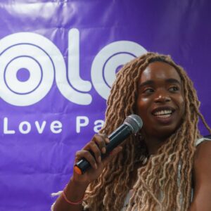 Sol Miranda Instagram - Foi uma experiência transformadora mediar a mesa de conversa sobre afeto na Yolo Love Party. Esse espaço de troca é um verdadeiro exercício de generosidade, onde ouvir o outro e suspender nossas certezas se reafirmam enquanto práticas essenciais em uma sociedade que frequentemente exige posicionamentos. 

Tivemos perspectivas diversas e enriquecedoras sobre o amor e o afeto com as contribuições de Renato Noguera, Camila Ribeiro do Projeto Ibejix, Jorge Mais Um do Projeto Papo de Baile, e a cantora e historiadora  Azula.

@noguera_oficial , em seu livro “Por Que Amamos?”, explora o amor como um ato coletivo e profundamente p0líT|c0. Ele afirma que “o amor é uma prática coletiva que envolve a construção de um mundo mais justo e igualitário”​ (Trechos Org)​. Noguera propõe que o amor vai além das emoções individuais e se estende à comunidade, desafiando-nos a repensar nossas relações de forma mais inclusiva e solidária.

Em plena comunhão com esse pensamento, o Projeto Ibejix, liderado por @camillaribeiror, centra-se na primeira infância a partir de uma perspectiva afrocentrada, enfatizando a importância do afeto e da identidade cultural no desenvolvimento das crianças negr4s. 

A conversa sobre masculinidades negr4s, trazida por @jorgemaisum ,reforçou como o amor e o cuidado são essenciais para desconstruir estereótipos e construir identidades mais saudáveis e positivas.

@azuladacordomar , com sua trajetória como mulher trans e artista, trouxe uma dimensão poderosa sobre como o amor e a aceitação são fundamentais para a luta por direitos e reconhecimento. Azula lembrou a todes da importância de um amor que acolhe e respeita as diferenças, promovendo a inclusão e a igualdade.

Discutir o amor sob essa ótica de organização e compreensão profunda é vital. O amor precisa ser entendido, exercido e cultivado para não ser confundido com paixão efêmera. Através do diálogo e da escuta, podemos construir relações mais autênticas e transformadoras.

Agradeço a todos os participantes pela riqueza das discussões e à equipe da Yolo por proporcionar um evento tão significativo. 

📸 : @odoro_guilherme
