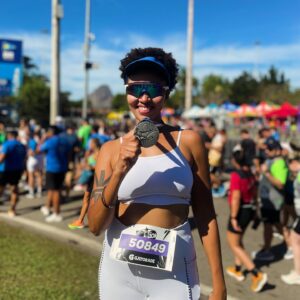 Sol Miranda Instagram - os primeiros 10km a gente nunca esquece ! obrigada @maratonadoriooficial @ojuniorsilva pelo convite. 

foi uma das melhores experiências da minha vida 🏃🏽‍♀️

@ligborges @tai_brum e @carolahsilva obrigada pelo empurrão e por me encorajarem 🤍 vcs resumem a frase: quem tem um amigo tem tudo !