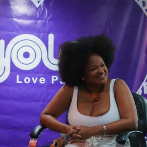 Sol Miranda Instagram - Foi uma experiência transformadora mediar a mesa de conversa sobre afeto na Yolo Love Party. Esse espaço de troca é um verdadeiro exercício de generosidade, onde ouvir o outro e suspender nossas certezas se reafirmam enquanto práticas essenciais em uma sociedade que frequentemente exige posicionamentos. 

Tivemos perspectivas diversas e enriquecedoras sobre o amor e o afeto com as contribuições de Renato Noguera, Camila Ribeiro do Projeto Ibejix, Jorge Mais Um do Projeto Papo de Baile, e a cantora e historiadora  Azula.

@noguera_oficial , em seu livro “Por Que Amamos?”, explora o amor como um ato coletivo e profundamente p0líT|c0. Ele afirma que “o amor é uma prática coletiva que envolve a construção de um mundo mais justo e igualitário”​ (Trechos Org)​. Noguera propõe que o amor vai além das emoções individuais e se estende à comunidade, desafiando-nos a repensar nossas relações de forma mais inclusiva e solidária.

Em plena comunhão com esse pensamento, o Projeto Ibejix, liderado por @camillaribeiror, centra-se na primeira infância a partir de uma perspectiva afrocentrada, enfatizando a importância do afeto e da identidade cultural no desenvolvimento das crianças negr4s. 

A conversa sobre masculinidades negr4s, trazida por @jorgemaisum ,reforçou como o amor e o cuidado são essenciais para desconstruir estereótipos e construir identidades mais saudáveis e positivas.

@azuladacordomar , com sua trajetória como mulher trans e artista, trouxe uma dimensão poderosa sobre como o amor e a aceitação são fundamentais para a luta por direitos e reconhecimento. Azula lembrou a todes da importância de um amor que acolhe e respeita as diferenças, promovendo a inclusão e a igualdade.

Discutir o amor sob essa ótica de organização e compreensão profunda é vital. O amor precisa ser entendido, exercido e cultivado para não ser confundido com paixão efêmera. Através do diálogo e da escuta, podemos construir relações mais autênticas e transformadoras.

Agradeço a todos os participantes pela riqueza das discussões e à equipe da Yolo por proporcionar um evento tão significativo. 

📸 : @odoro_guilherme