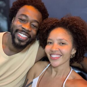 Sol Miranda Instagram - Foi uma experiência transformadora mediar a mesa de conversa sobre afeto na Yolo Love Party. Esse espaço de troca é um verdadeiro exercício de generosidade, onde ouvir o outro e suspender nossas certezas se reafirmam enquanto práticas essenciais em uma sociedade que frequentemente exige posicionamentos. 

Tivemos perspectivas diversas e enriquecedoras sobre o amor e o afeto com as contribuições de Renato Noguera, Camila Ribeiro do Projeto Ibejix, Jorge Mais Um do Projeto Papo de Baile, e a cantora e historiadora  Azula.

@noguera_oficial , em seu livro “Por Que Amamos?”, explora o amor como um ato coletivo e profundamente p0líT|c0. Ele afirma que “o amor é uma prática coletiva que envolve a construção de um mundo mais justo e igualitário”​ (Trechos Org)​. Noguera propõe que o amor vai além das emoções individuais e se estende à comunidade, desafiando-nos a repensar nossas relações de forma mais inclusiva e solidária.

Em plena comunhão com esse pensamento, o Projeto Ibejix, liderado por @camillaribeiror, centra-se na primeira infância a partir de uma perspectiva afrocentrada, enfatizando a importância do afeto e da identidade cultural no desenvolvimento das crianças negr4s. 

A conversa sobre masculinidades negr4s, trazida por @jorgemaisum ,reforçou como o amor e o cuidado são essenciais para desconstruir estereótipos e construir identidades mais saudáveis e positivas.

@azuladacordomar , com sua trajetória como mulher trans e artista, trouxe uma dimensão poderosa sobre como o amor e a aceitação são fundamentais para a luta por direitos e reconhecimento. Azula lembrou a todes da importância de um amor que acolhe e respeita as diferenças, promovendo a inclusão e a igualdade.

Discutir o amor sob essa ótica de organização e compreensão profunda é vital. O amor precisa ser entendido, exercido e cultivado para não ser confundido com paixão efêmera. Através do diálogo e da escuta, podemos construir relações mais autênticas e transformadoras.

Agradeço a todos os participantes pela riqueza das discussões e à equipe da Yolo por proporcionar um evento tão significativo. 

📸 : @odoro_guilherme