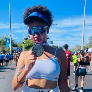 Sol Miranda Instagram - os primeiros 10km a gente nunca esquece ! obrigada @maratonadoriooficial @ojuniorsilva pelo convite. 

foi uma das melhores experiências da minha vida 🏃🏽‍♀️

@ligborges @tai_brum e @carolahsilva obrigada pelo empurrão e por me encorajarem 🤍 vcs resumem a frase: quem tem um amigo tem tudo !