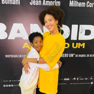 Sol Miranda Instagram - meu príncipe está no cinema nacional 🤍 

ontem foi dia de prestigiar meu filho (e vários amigos queridos) no filme A Bandida com direção de @joaowainer e estrelado pela maravilhosa @eumaria . 

adaptado do livro homônimo de @raquelsantosoliveira61 a história traz uma narrativa sensível de uma mulher apaixonada, uma mulher que se vê envolvida no tráfico, uma mulher que foi uma menina sem oportunidade nenhuma é que hoje tem suas vivências nas telas e no imaginário brasileiro. A pré estreia contou com uma abertura dirigida pelo mestre @edsondamazzo e ainda tivemos @mcmarechal e @originalsant ao final. 

eu tô muito emocionada pelo filhote e por ver esses talentos todos em cena. essa equipe impecável. 

@monicanega também estrela assinando a direção luxuosa de elenco. Que elenco ! 

A Bandida tem sua estreia marcada para o dia 20 de junho nos cinemas de todo o Brasil.