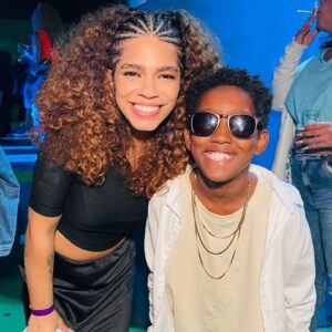 Sol Miranda Instagram - meu príncipe está no cinema nacional 🤍 

ontem foi dia de prestigiar meu filho (e vários amigos queridos) no filme A Bandida com direção de @joaowainer e estrelado pela maravilhosa @eumaria . 

adaptado do livro homônimo de @raquelsantosoliveira61 a história traz uma narrativa sensível de uma mulher apaixonada, uma mulher que se vê envolvida no tráfico, uma mulher que foi uma menina sem oportunidade nenhuma é que hoje tem suas vivências nas telas e no imaginário brasileiro. A pré estreia contou com uma abertura dirigida pelo mestre @edsondamazzo e ainda tivemos @mcmarechal e @originalsant ao final. 

eu tô muito emocionada pelo filhote e por ver esses talentos todos em cena. essa equipe impecável. 

@monicanega também estrela assinando a direção luxuosa de elenco. Que elenco ! 

A Bandida tem sua estreia marcada para o dia 20 de junho nos cinemas de todo o Brasil.