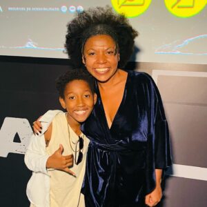 Sol Miranda Instagram - meu príncipe está no cinema nacional 🤍 

ontem foi dia de prestigiar meu filho (e vários amigos queridos) no filme A Bandida com direção de @joaowainer e estrelado pela maravilhosa @eumaria . 

adaptado do livro homônimo de @raquelsantosoliveira61 a história traz uma narrativa sensível de uma mulher apaixonada, uma mulher que se vê envolvida no tráfico, uma mulher que foi uma menina sem oportunidade nenhuma é que hoje tem suas vivências nas telas e no imaginário brasileiro. A pré estreia contou com uma abertura dirigida pelo mestre @edsondamazzo e ainda tivemos @mcmarechal e @originalsant ao final. 

eu tô muito emocionada pelo filhote e por ver esses talentos todos em cena. essa equipe impecável. 

@monicanega também estrela assinando a direção luxuosa de elenco. Que elenco ! 

A Bandida tem sua estreia marcada para o dia 20 de junho nos cinemas de todo o Brasil.