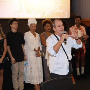 Sol Miranda Instagram - TBT da Estreia de “O Grande Sertão” 🎬

Que alegria recordar a estreia de “O Grande Sertão,” uma brilhante adaptação dirigida por Guel Arraes e Flávia Lacerda. Foi emocionante ver tantos talentos em cena e testemunhar a adaptação genuína de um clássico para as telas.

Luís Miranda. @luismirandaator Eu escreveria uma tese inteira sobre a sua densidade neste filme. Luís Miranda deu vida a um personagem à sua altura, ou seria o contrário? Talvez este seja um dos trabalhos mais célebres de sua carreira. Foi emocionante assisti-lo tão grande, tão profundo. A delicadeza dos gestos de Caio Blat @caio_blat lembrando as palavras de Ariane Mnouchkine, “o gesto contém a alma,” chegava de forma arrebatadora. Os olhos profundos de Mariana Nunes @marianasousanunes os olhos de uma vida inteira, transmitiram não só a dor daquela mãe, mas a dor do mundo, enquanto a sutileza de Luisa Arraes @luisaarraes trouxe uma força hercúlea ao projeto, tecendo uma narrativa rica, envolvente e cheia de subjetividades. Que lindo ver vcs, Caio e Lu, tecendo e fazendo nascer esse projeto. 

E falando de multifacetas, Luellem de Castro @luellemdecastro e WJ @mcwjota são exemplos notáveis de como a escuta e o olhar atentos da direção permitem que muitas outras facetas artísticas brilhem uma composição. Luellem, com sua presença magnética, com essa voz que meu pai Ogum, nossa que lindo! perco até o ar. enquanto WJ, como sempre, surpreendeu com sua versatilidade, trazendo à tona as várias dimensões de seu talento.

Um amigo meu, o @dodomundi , disse que este é um filme de ator, e eu não poderia discordar. Cada atuação, dos protagonistas ao núcleo de apoio, todas elas estão impecáveis. Mas sem dúvida, um filme com tantas interpretações tão belamente apresentadas também é um tributo à generosidade da direção. Parabéns, Guel e Flávia.

Parabéns a todo o elenco, a toda equipe. Foi muito bonito participar desse processo e ver essa obra prima nas telas. Ahhhhhh! O filme continua em cartaz nos cinemas brasileiros. Não percam! 🎥

Fotos 1,2,7e 10 @robertofilho_profissional (obrigada pelos registros lindos de sempre 🤍) 
Foto 3 @oudiiog (obg por essa recordação)

 #OGS #CinemaBrasileiro #TalentosNacionais