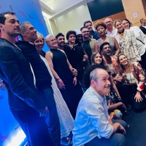 Sol Miranda Instagram - TBT da Estreia de “O Grande Sertão” 🎬

Que alegria recordar a estreia de “O Grande Sertão,” uma brilhante adaptação dirigida por Guel Arraes e Flávia Lacerda. Foi emocionante ver tantos talentos em cena e testemunhar a adaptação genuína de um clássico para as telas.

Luís Miranda. @luismirandaator Eu escreveria uma tese inteira sobre a sua densidade neste filme. Luís Miranda deu vida a um personagem à sua altura, ou seria o contrário? Talvez este seja um dos trabalhos mais célebres de sua carreira. Foi emocionante assisti-lo tão grande, tão profundo. A delicadeza dos gestos de Caio Blat @caio_blat lembrando as palavras de Ariane Mnouchkine, “o gesto contém a alma,” chegava de forma arrebatadora. Os olhos profundos de Mariana Nunes @marianasousanunes os olhos de uma vida inteira, transmitiram não só a dor daquela mãe, mas a dor do mundo, enquanto a sutileza de Luisa Arraes @luisaarraes trouxe uma força hercúlea ao projeto, tecendo uma narrativa rica, envolvente e cheia de subjetividades. Que lindo ver vcs, Caio e Lu, tecendo e fazendo nascer esse projeto. 

E falando de multifacetas, Luellem de Castro @luellemdecastro e WJ @mcwjota são exemplos notáveis de como a escuta e o olhar atentos da direção permitem que muitas outras facetas artísticas brilhem uma composição. Luellem, com sua presença magnética, com essa voz que meu pai Ogum, nossa que lindo! perco até o ar. enquanto WJ, como sempre, surpreendeu com sua versatilidade, trazendo à tona as várias dimensões de seu talento.

Um amigo meu, o @dodomundi , disse que este é um filme de ator, e eu não poderia discordar. Cada atuação, dos protagonistas ao núcleo de apoio, todas elas estão impecáveis. Mas sem dúvida, um filme com tantas interpretações tão belamente apresentadas também é um tributo à generosidade da direção. Parabéns, Guel e Flávia.

Parabéns a todo o elenco, a toda equipe. Foi muito bonito participar desse processo e ver essa obra prima nas telas. Ahhhhhh! O filme continua em cartaz nos cinemas brasileiros. Não percam! 🎥

Fotos 1,2,7e 10 @robertofilho_profissional (obrigada pelos registros lindos de sempre 🤍) 
Foto 3 @oudiiog (obg por essa recordação)

 #OGS #CinemaBrasileiro #TalentosNacionais