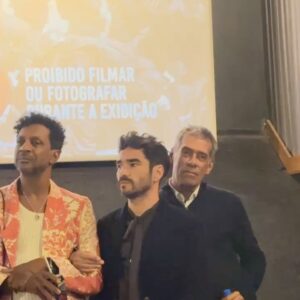 Sol Miranda Instagram - TBT da Estreia de “O Grande Sertão” 🎬

Que alegria recordar a estreia de “O Grande Sertão,” uma brilhante adaptação dirigida por Guel Arraes e Flávia Lacerda. Foi emocionante ver tantos talentos em cena e testemunhar a adaptação genuína de um clássico para as telas.

Luís Miranda. @luismirandaator Eu escreveria uma tese inteira sobre a sua densidade neste filme. Luís Miranda deu vida a um personagem à sua altura, ou seria o contrário? Talvez este seja um dos trabalhos mais célebres de sua carreira. Foi emocionante assisti-lo tão grande, tão profundo. A delicadeza dos gestos de Caio Blat @caio_blat lembrando as palavras de Ariane Mnouchkine, “o gesto contém a alma,” chegava de forma arrebatadora. Os olhos profundos de Mariana Nunes @marianasousanunes os olhos de uma vida inteira, transmitiram não só a dor daquela mãe, mas a dor do mundo, enquanto a sutileza de Luisa Arraes @luisaarraes trouxe uma força hercúlea ao projeto, tecendo uma narrativa rica, envolvente e cheia de subjetividades. Que lindo ver vcs, Caio e Lu, tecendo e fazendo nascer esse projeto. 

E falando de multifacetas, Luellem de Castro @luellemdecastro e WJ @mcwjota são exemplos notáveis de como a escuta e o olhar atentos da direção permitem que muitas outras facetas artísticas brilhem uma composição. Luellem, com sua presença magnética, com essa voz que meu pai Ogum, nossa que lindo! perco até o ar. enquanto WJ, como sempre, surpreendeu com sua versatilidade, trazendo à tona as várias dimensões de seu talento.

Um amigo meu, o @dodomundi , disse que este é um filme de ator, e eu não poderia discordar. Cada atuação, dos protagonistas ao núcleo de apoio, todas elas estão impecáveis. Mas sem dúvida, um filme com tantas interpretações tão belamente apresentadas também é um tributo à generosidade da direção. Parabéns, Guel e Flávia.

Parabéns a todo o elenco, a toda equipe. Foi muito bonito participar desse processo e ver essa obra prima nas telas. Ahhhhhh! O filme continua em cartaz nos cinemas brasileiros. Não percam! 🎥

Fotos 1,2,7e 10 @robertofilho_profissional (obrigada pelos registros lindos de sempre 🤍) 
Foto 3 @oudiiog (obg por essa recordação)

 #OGS #CinemaBrasileiro #TalentosNacionais