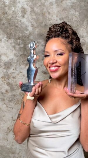 Sol Miranda Instagram - Melhor Atriz (Best Actress|Mejor Interpretacion) - para Sol Miranda - e Prêmio do Jurado de lá Asociación Andaluza de Mujeres de Médios Audiovisuales (AAMMA) - para Júlia Murat, ambos pelo filme Regra 34.

Muito obrigada @festicinehuelva por todo carinho, cuidado e reconhecimento. Estoi mui mui grata 💛

————

Vou deixar aqui um trecho do discurso de agradecimento porque, para agora, necessito, como nos ensinam nossos ancestrais, celebrar a conquista, pois ela vem carregada de muito trabalho. ☀️

Necesitamos asegurarnos de que todas las personas tengan oportunidades de experimentar la cultura y que todos los trabajadores culturales puedan vivir con dignidad en sus oficios. Vivir como actriz y trabajar fuera de la cultura es una excepción a la regla.
(Pero creo que las oportunidades deben ser la regla, no la excepción).
Si estoy aquí hoy es porque mi madre, una mujer negra, luchó mucho.
Porque en varios momentos la gente me dio las condiciones para estudiar y superarme.
Como hacedor de cultura, estoy aquí como resultado de las políticas públicas de acceso y democratización de la cultura para hombres y mujeres negros por parte de gobiernos de izquierda. No hay manera si no es por política pública.
(Brasil ha vivido una pesadilla en los últimos cuatro años. Pero enviamos este infierno lejos.
Espero que en los próximos años tengamos un compromiso con la democracia y la lucha contra las desigualdades.

Dedico este premio a mi madre, mi padre y mi hijo.

Lorena, Isabela, Lucas, Leo, Laura, Joelma, Fernando, Tati, Bel, Sabrina y todo el equipo de Regra 34, muchas gracias. Tomaste mi mano y nunca la soltaste. Los amo mucho. Gabriel, gracias por tus bromas, cariño y por traer tus perspectivas al audiovisual.
En especial a Júlia Murat por confiar en mí para ser la protagonista de su sueño. Tu dedicación y cuidado me hicieron construir el personaje más desafiante de mi vida. Muchas gracias

Maquiagem e cabelo: 
@patriziarobel
@patryrobel
@juanjocordero
@andreadraganica 
@carmenbeinart 

Dress: @marita_casualwear 
Foto de capa: @claracarrasco_