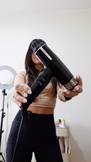 Sol Moreno Instagram - Grwm en 30 segundos ✨
.
. 
Mega dato: tengo en mi poder el nuevo secador IQ LITE BLACK de @gamaitaly.ar y estos son puros factos: es súper liviano, hace menos ruido que cualquier secador y emite Oxígeno Activo que actúa como un POTENTE ANTIBACTERIAL para proteger el cuero cabelludo!
.
.
#grwm #haircare #reels