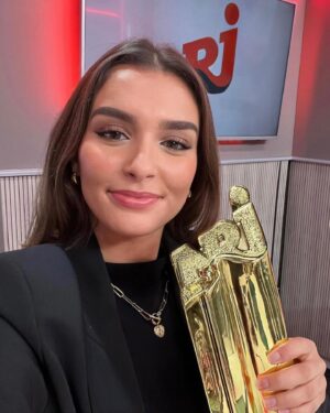 Sola Instagram - Les amis je ramène la coupe à la maison 🏆je suis la révélation Belge de l’année grâce à vous 🥹

@slimane celui là c’est le notre , tu es le premier ici à avoir cru en moi et je ne trouverai jamais de mots assez puissants pour te remercier à la hauteur de ce que tu m’apportes, je t’aime🤍 merci pour tout ✨ 

Ce NMA est grâce à vous !!! Merci pour ce soutien infaillible, merci d’avoir voté chaque jour , sans vous je ne l’aurai pas entre les mains ! Merci du fond du coeur pour ce magnifique cadeau que vous m’avez offert🫶🏼

Merci à mon équipe sans qui rien de tout ça ne serait possible 🤍✊🏽

Maman merci d’avoir été ma première fan ♥️🏆