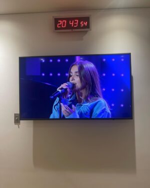 Sola Instagram - Hier j’ai eu la chance de pouvoir chanter au Grand studio RTL , j’ai hâte que vous puissiez voir ma prestation 🤍 
Hair 💇🏽‍♀️ : @soraya.meziane 
Make up 💄: @ines.h_mua 

Merci ma @coralie.baud et mon @slimane 🤍🫶🏼

Merci @legrandstudiortl pour l’invitation 🙏🏼
