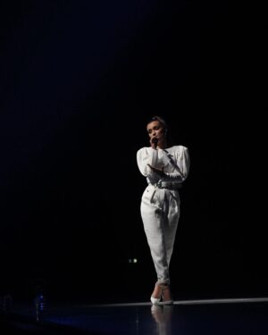 Sola Instagram - Ça m’a vraiment trop fait plaisir de revenir chanter dans mon Pays , là où tout a commencé🇧🇪 MERCI! C’était incroyable 🫶🏼🥹 
Ce soir rendez-vous à Amiens 🤪