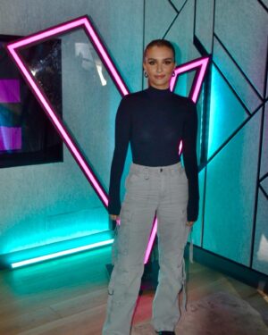 Sola Instagram - Retrouvez moi ce soir aux côtés de Hatik dans @thevoicebe 
J’ai tellement adoré partager mon expérience 6 ans après✨

Merci @hatikyo 🙌🏽✨
