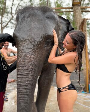 Sola Instagram - Aujourd’hui j’ai vécu une expérience incroyable !! 
J’ai pu laver , donner à manger et me baigner avec 5 éléphants qui ont été  sauvés des cirques ou de la forêt dans laquelle ils étaient enchaînés pour arracher des arbres. 
Tellement heureuse d’avoir pu vivre ce moment !! 
Swipe si tu veux voir un éléphant me faire un bisous 🐘😚
