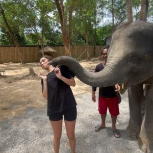 Sola Instagram - Aujourd’hui j’ai vécu une expérience incroyable !! 
J’ai pu laver , donner à manger et me baigner avec 5 éléphants qui ont été  sauvés des cirques ou de la forêt dans laquelle ils étaient enchaînés pour arracher des arbres. 
Tellement heureuse d’avoir pu vivre ce moment !! 
Swipe si tu veux voir un éléphant me faire un bisous 🐘😚