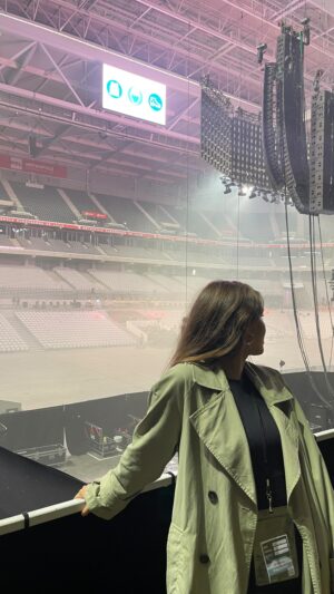 Sola Instagram - Vous entendre chanter maquiller c’est juste magique ✨🥹 On remet ça ce soir à Aurillac 🫶🏼😍 #concerts #singing #maquiller #single #public