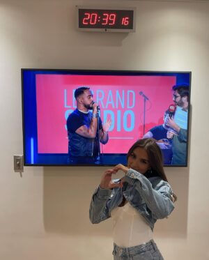 Sola Instagram - Hier j’ai eu la chance de pouvoir chanter au Grand studio RTL , j’ai hâte que vous puissiez voir ma prestation 🤍 
Hair 💇🏽‍♀️ : @soraya.meziane 
Make up 💄: @ines.h_mua 

Merci ma @coralie.baud et mon @slimane 🤍🫶🏼

Merci @legrandstudiortl pour l’invitation 🙏🏼