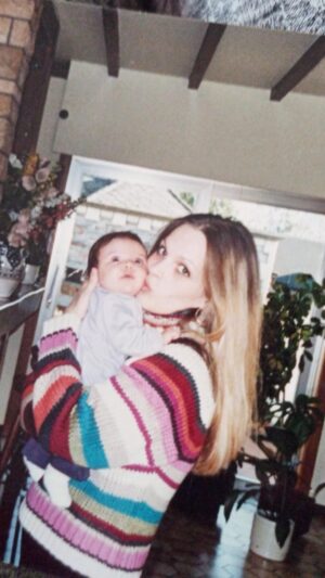 Sola Instagram - Elle était là 💌 
1 mois 🙇🏽‍♀️ 

#maman #elleétaitlà #pictures #mother #single #chanson #life #réel