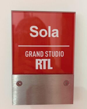 Sola Instagram - Hier j’ai eu la chance de pouvoir chanter au Grand studio RTL , j’ai hâte que vous puissiez voir ma prestation 🤍 
Hair 💇🏽‍♀️ : @soraya.meziane 
Make up 💄: @ines.h_mua 

Merci ma @coralie.baud et mon @slimane 🤍🫶🏼

Merci @legrandstudiortl pour l’invitation 🙏🏼