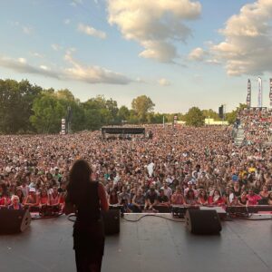 Sola Instagram - Swipe pour voir mon petit corps face à une foule de malade 🫣👉🏽

Merci @nrjhitmusiconly merci Trélazé❤️
