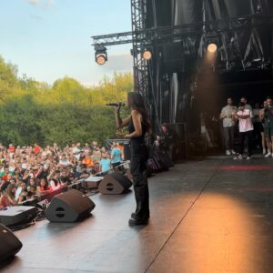 Sola Instagram - Swipe pour voir mon petit corps face à une foule de malade 🫣👉🏽

Merci @nrjhitmusiconly merci Trélazé❤️