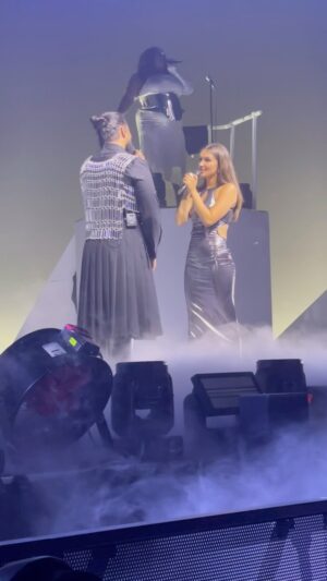 Sola Instagram - Avant toi…🤍 @slimane 

#avanttoi #duo #concert #cupidontour #sing #slimane #singer #moment #music #silver