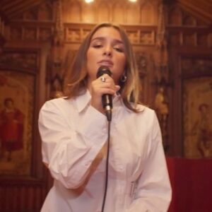 Sola Instagram - J’ai eu la chance d’enregistrer une version acoustique de « Guerrière » à l’hôtel de ville de Bruxelles , cet endroit est tellement magnifique , je vous laisse avec les images…✨

La vidéo complète est disponible sur ma chaîne youtube!

Merci @livemeifyoucan d’avoir immortalisé ce moment🎬