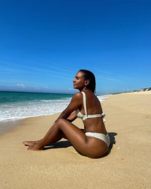 Solange Hilário Instagram - “ (…) Closing cycles. Not because of pride, incapacity or arrogance, but simply because that no longer fits your life. Shut the door, change the record, clean the house, shake off the dust. Stop being who you were, and change into who you are.” - Paulo Coelho

#byetwenties #closingcycles #grateful #blessed