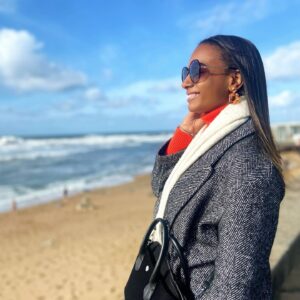 Solange Hilário Instagram - “Tu mereces!”
2023 foi O ano. 
Um ano de questionamento sim, mas também de ação.
Foi o ano em que, mesmo na minha fase eremita, mais evolui.
Foi um ano de mudanças, de evolução e superação. 
Muito trabalho interno, de autoconhecimento, valorização e empoderamento que hoje me guia num caminho de maior compreensão sobre mim, o mundo e todos à minha volta. 
Se foi fácil? Mentia se dissesse que sim… Não acredito que algum dia tenha sido fácil ou venha a ser. Mas hoje sei para onde vou e isso basta-me. Hoje, levo comigo apenas a bagagem necessária. 
SIGA, e é entrar a pés juntos porque 2024, sozinho, será só mais um ano.
Eu, sim, sou a mudança ✨
Sê a tua.

Bom ano, gente boa 🥂

#tchintchin #bomanonovo #grata2023 #grata2024 #gratidãovida
