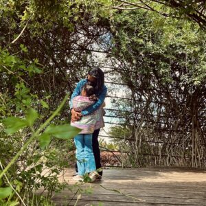 Solange Hilário Instagram - Ter o mundo nos braços = Ser tua Mãe ❤️ 

#felizdiamãe #sara #meumundo