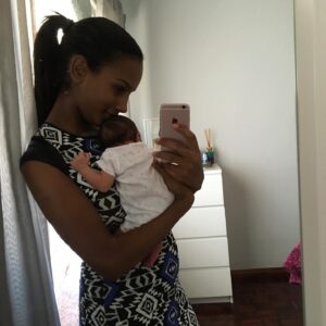 Solange Hilário Instagram - Ter o mundo nos braços = Ser tua Mãe ❤️ 

#felizdiamãe #sara #meumundo