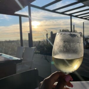 Solange Hilário Instagram - “Tu mereces!”
2023 foi O ano. 
Um ano de questionamento sim, mas também de ação.
Foi o ano em que, mesmo na minha fase eremita, mais evolui.
Foi um ano de mudanças, de evolução e superação. 
Muito trabalho interno, de autoconhecimento, valorização e empoderamento que hoje me guia num caminho de maior compreensão sobre mim, o mundo e todos à minha volta. 
Se foi fácil? Mentia se dissesse que sim… Não acredito que algum dia tenha sido fácil ou venha a ser. Mas hoje sei para onde vou e isso basta-me. Hoje, levo comigo apenas a bagagem necessária. 
SIGA, e é entrar a pés juntos porque 2024, sozinho, será só mais um ano.
Eu, sim, sou a mudança ✨
Sê a tua.

Bom ano, gente boa 🥂

#tchintchin #bomanonovo #grata2023 #grata2024 #gratidãovida
