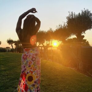 Solange Hilário Instagram - “Tu mereces!”
2023 foi O ano. 
Um ano de questionamento sim, mas também de ação.
Foi o ano em que, mesmo na minha fase eremita, mais evolui.
Foi um ano de mudanças, de evolução e superação. 
Muito trabalho interno, de autoconhecimento, valorização e empoderamento que hoje me guia num caminho de maior compreensão sobre mim, o mundo e todos à minha volta. 
Se foi fácil? Mentia se dissesse que sim… Não acredito que algum dia tenha sido fácil ou venha a ser. Mas hoje sei para onde vou e isso basta-me. Hoje, levo comigo apenas a bagagem necessária. 
SIGA, e é entrar a pés juntos porque 2024, sozinho, será só mais um ano.
Eu, sim, sou a mudança ✨
Sê a tua.

Bom ano, gente boa 🥂

#tchintchin #bomanonovo #grata2023 #grata2024 #gratidãovida