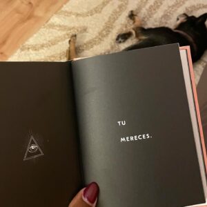 Solange Hilário Instagram - “Tu mereces!”
2023 foi O ano. 
Um ano de questionamento sim, mas também de ação.
Foi o ano em que, mesmo na minha fase eremita, mais evolui.
Foi um ano de mudanças, de evolução e superação. 
Muito trabalho interno, de autoconhecimento, valorização e empoderamento que hoje me guia num caminho de maior compreensão sobre mim, o mundo e todos à minha volta. 
Se foi fácil? Mentia se dissesse que sim… Não acredito que algum dia tenha sido fácil ou venha a ser. Mas hoje sei para onde vou e isso basta-me. Hoje, levo comigo apenas a bagagem necessária. 
SIGA, e é entrar a pés juntos porque 2024, sozinho, será só mais um ano.
Eu, sim, sou a mudança ✨
Sê a tua.

Bom ano, gente boa 🥂

#tchintchin #bomanonovo #grata2023 #grata2024 #gratidãovida
