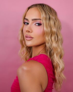 Solène Fouquez Instagram - BARBIE VIBES 🎀✨

Il ne me reste plus qu’à trouver mon Ken… ou ma Barbie 🙊

Que pensez-vous du look ?

#barbie #barbiedoll #barbiestyle #barbiegirl #pink #blonde #blondehair #girl #doll #kiss #fun #enjoy #beauty #makeup #makeupartist #makeup #trend