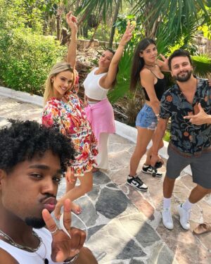 Solène Fouquez Instagram - Quelle aventure ! ✨
 
Les portes de la Villa se sont doucement refermées…
 
Avoir participé à la Villa fut plus qu'une simple aventure : ce fut une leçon de vie qui m’a fait considérablement grandir.
J’ai adoré cette expérience avec mes compagnons de route avec qui nous avons partagé des rires, des larmes, des moments de joie et d’autres de tension et avec qui nous avons, ensemble, créé des souvenirs qui resteront à jamais gravés dans mon cœur.
Merci à eux - mention spéciale pour Jade 🤍

Merci à Lucie pour sa bienveillance et son écoute. 
Merci aussi à la production. 
Et merci à tous ceux qui n’étaient pas devant la caméra, nounous, caméramans, ingénieurs du son, cuisiniers, jardiniers, … et sans qui rien de tout cela n’eût été possible.

Et enfin, merci à vous qui avez suivi cette saison et mes aventures dans la Villa… et en dehors de la Villa ! 
C’est auprès de vous que je puise mon énergie pour vous offrir le meilleur de moi même.

C’est un chapitre qui se ferme aujourd’hui, celui de la Villa, mais un autre s’ouvre, celui que nous avons commencé à écrire ensemble.
La suite reste à venir…

#bye #lavilla #lavilla8 #lavilladescoeursbrisés #lvdcb #sun #soleil #friends #fun #enjoy #ayanakamura