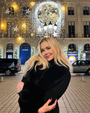 Solène Fouquez Instagram - « Errer est humain, flâner est parisien »
Victor Hugo

 ⭐️💫✨

#paris #parisfrance #parisienne #parisbynight #night #placevendome #newyear #cityoflove #city #blonde