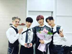 Son Dong-woon Instagram - 오랜만에 들어본 트로피의 무게는 무겁기만 합니다 아마도 여러분의 응원과 사랑과 책임감의 무게겠죠? 이 무게 잊지않고 열심히 달려나가겠습니다 고맙습니다 라이트
