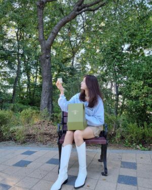 Son Eun-seo Instagram - @seung_kyung_choi 오빠 
서프라이즈 추석 선물 감사합니다🫶🏻 안 그래도 요새 건조했는데🥹
유황크림이랑 레그젤이 가장 궁금!