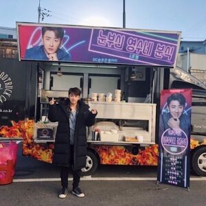 Son Ho-jun Instagram - 세상 맛있는 '눈부신 영수네 분식'과 '츄러스 커피차'가 열렸네요. 늘 힘이 되는 저의 눈부신 존재! 팬 여러분 덕분에 즐거운 시간이 됐어요. 무엇보다 정말 맛있게 잘~먹었습니다:) 감사해요. 너무 추워졌는데 다들 감기조심하세요! 사랑합니다♥

#손호준 #눈이부시게 #김영수 #손호준갤러리 #감동