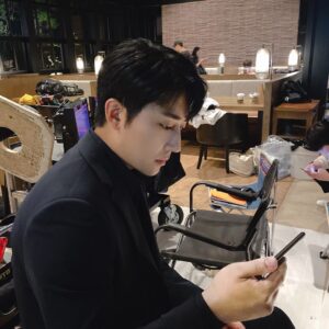 Son Ho-jun Instagram - 오늘밤도 스타작가 오대오(부캐 구남친)와 함께^^
⠀
#우리사랑했을까 #오대오 #천억만 #JTBC #수목드라마 #밤9시30분