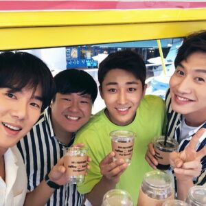 Son Ho-jun Instagram - 늦은 오후에 만났지만 오늘도 무더운 날씨였는데, 웃으며 '커피프렌즈'에 반갑게 참여해주셔서 감사합니다. 항상 응원해주시며 동참해주시는 덕분에 저희도 힘이 많이 났어요. 오늘 광수까지 힘을 보태줘서 더욱 즐거운 시간이 된 것 같아요. 벌써 여섯 번째 '커피프렌즈'였는데, 앞으로 남은 시간도 더 열심히 준비해서 찾아올게요. 늘 고맙습니다. 좋은 주말 보내세요!