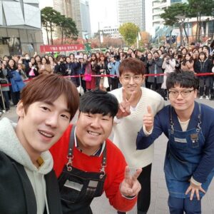 Son Ho-jun Instagram - 오늘도 반가웠어요^^ 날이 부쩍 추워져서 걱정 많이 했는데, 다들 웃으며 즐거워해주셔서 감사해요ㅠㅠ 여러분 덕분에 모든 '커피프렌즈' 일정을 행복하게 마쳤습니다. 지난 3월 커피차를 처음 오픈 했을 때부터 마지막까지 뜨거운 참여 열기와 응원 감사드려요. '기부 한 잔'을 함께한 모든 분들의 선한 마음을 소중히 전달하도록 하겠습니다. 따뜻했던 순간들, 많이 그리울 거예요. 모두 감기 조심하세요~♡ #커피프렌즈 #퍼네이션프로젝트 #손호준 #유연석 #바로 #유노윤호 #산다라박 #이광수 #유병재 #247컴퍼니 #247커피 #따뜻한기부한잔 #유종의미