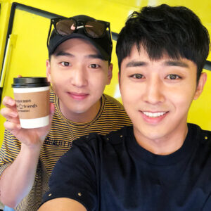 Son Ho-jun Instagram - 세번째 '커피프렌즈'도 여러분들의 관심 덕분에 잘 마무리했어요^^ 지난 번에 이어 또 찾아와주신 분들, 지나가다 선뜻 좋은 취지에 함께 해준 시민분들, 연석이 대신 와서 도와준 우리 의리의 '바로'까지 모두 모두 감사해요(__). 기다리느라 밥도 잘 못드셨을텐데도 다들 기쁘게 참여해주셔서 감동했어요.

다음달에도 준비잘해서 더 맛있는 커피 내려드릴께요^^
오늘도 너무너무 힘이됐고, 고맙고 감사했습니다❤️
#빽다방