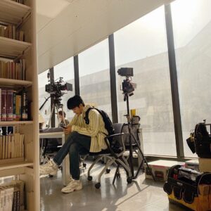 Son Ho-jun Instagram - 봄볕이 내리쬐는 도서관👨‍🏫
#우리사랑했을까 #촬영중